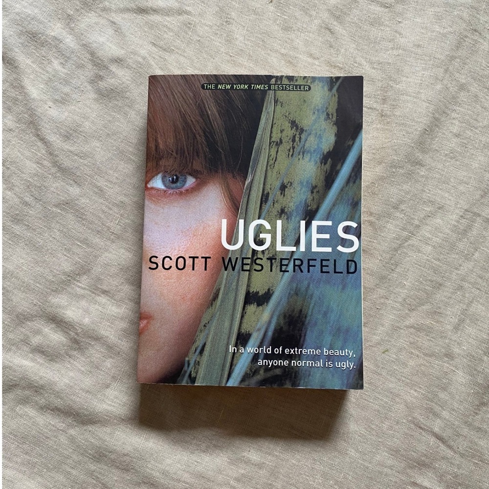 Uglies Scott Westerfeld Paperback YA‎ Dystopian Novel Simon Pulse Fantasy Sci Fi